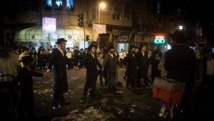 صورة للتوضيح: رجال حريديم يحتجون على اعتقال متملص من الخدمة العسكرية، في القدس، 19 أغسطس، 2016. (Yonatan Sindel/Flash90)