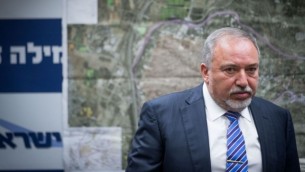 وزير الدفاع أفيغدور ليبرمان يترأس جلسة لحزب ’إسرائيل بيتنا’ في الكنيست، 10 يوليو، 2017. (Yonatan Sindel/Flash90)