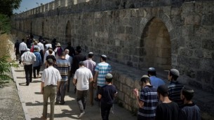 الشرطة ترافق مجموعة من اليهود المتدينين في الحرم القدسي في البلدة القديمة في القدس في 18 يوليو 2017.  (Hadas Parush/Flash90)