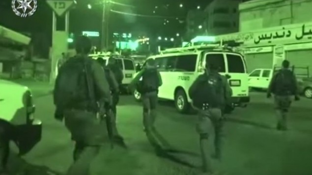 لقطة شاشة من مقطع فيديو يظهر مداهمة الشرطة لمنازل عائلات في القدس الشرقية حصلت على دعم مالي من حركة ’حماس’ مكافأة على هجمات نفذها أفراد في هذه العائلات، 14 أغسطس، 2017. (الشرطة الإسرائيلية) لقطة شاشة من مقطع فيديو يظهر مداهمة الشرطة لمنازل عائلات في القدس الشرقية حصلت على دعم مالي من حركة ’حماس’ مكافأة على هجمات نفذها أفراد في هذه العائلات، 14 أغسطس، 2017. (الشرطة الإسرائيلية)