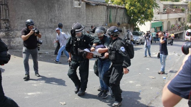 صورة توضيحية: قوات الامن الإسرائيلية تعتقل متظاهر فلسطيني في وادي الجوز، في القدس، 21 يوليو 2017 (Judah Ari Gross/Times of Israel)