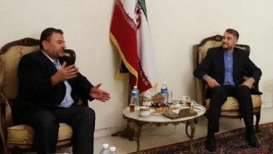 القيادي في حركة ’حماس’ صالح العاروري (من اليسار) يلتقي بالمسؤول الإيراني حسين أميرعبد اللهيان في لبنان، 1 أغسطس، 2017. (لقطة شاشة)
