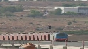 قطار شحن خاص يسافر على خط سكة حديد تل أبيب-القدس، 20 أغسطس، 2017. (Channel 2 screenshot)