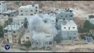 الجيش الإسرائيلي يهدم منزل المعتدي الفلسطيني عادل عنكوش في بلدة دير ابو مشعل في الضفة الغربية، 17 اغسطس 2017 (IDF Spokesperson's Office)
