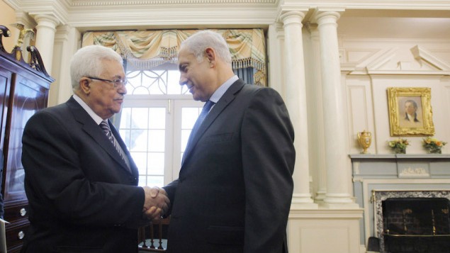 رئيس السلطة الفلسطينية محمود عباس، من اليسار، يصافح رئيس الوزراء بينيامين نتنياهو قبل عقد محادثات سلام مباشرة في وزارة الخارجية في العاصمة الأمريكية واشنطن في 2 سبتبمر، 2010. (Jason Reed-Pool/Getty Images via JTA) رئيس السلطة الفلسطينية محمود عباس، من اليسار، يصافح رئيس الوزراء بينيامين نتنياهو قبل عقد محادثات سلام مباشرة في وزارة الخارجية في العاصمة الأمريكية واشنطن في 2 سبتبمر، 2010. (Jason Reed-Pool/Getty Images via JTA)