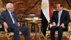 الرئيس المصري عبد الفتاح السيسي (من اليمين) خلال لقاء مع رئيس السلطة الفلسطينية محمود عباس (من اليسار) في العاصمة المصرية القاهرة، 17 يوليو، 2014. (AFP/ HO /Egyptian Presidency)