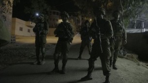 صورة توضيحية: جنود إسرائيليون ينفذون مداهمات في قرية يطا في الضفة الغربية، بالقرب من الخليل، 3 أغسطس، 2017. (IDF Spokesperson's Unit)