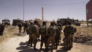 جنود إسرائيليون خارج قرية يطا، القريبة من الخليل، في الضفة الغربية، 3 أغسطس، 2017. (IDF Spokesperson’s Unit)