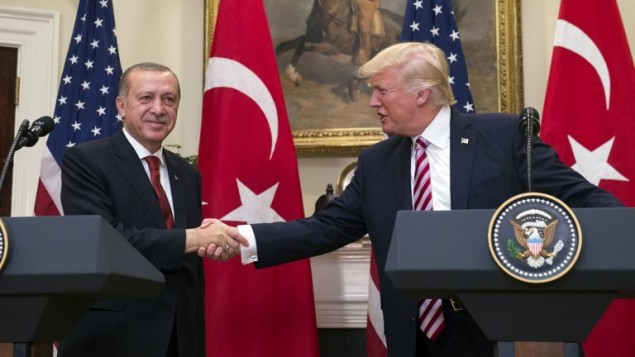 الرئيس الاميركي دونالد ترامب يصافح الرئيس التركي رجب طيب اردوغان خلال مؤتمر صحفي مشترك في البيت الابيض، 16 مايو 2017 (AFP Photo/Saul Loeb)