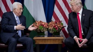 رئيس السلطة الفلسطينية محمود عباس يتحدث مع الرئيس الأمريكي دونالد ترامب قبل اجتماع بينهما في فندق ’بالاس’ على هامش الدورة ال72 للجمعية العامة للأمم المتحدة في 20 سبتمبر، 2017، نيويورك. (AFP PHOTO / Brendan Smialowski)