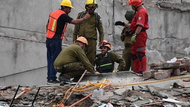 يبحث رجال الإنقاذ السرائيليين (بلون الزيتون الأخضر) عن الناجين في مبنى مدمر في مكسيكو سيتي في 21 سبتمبر 2017 بعد يومين من وقوع زلزال قوي وسط المكسيك.  (AFP / Ronaldo SCHEMIDT)