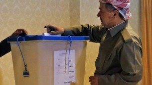 الزعيم الكردي مسعود بارزاني يدلي بصوته  في الإستفتاء على استقلال إقليم كردستان العراق في محطة اقتراع بالقرب من أربيل، عاصمة الإقليم الكردي شمال العراق، في 25 سبتمبر، 2017. ( AFP PHOTO / STRINGER)