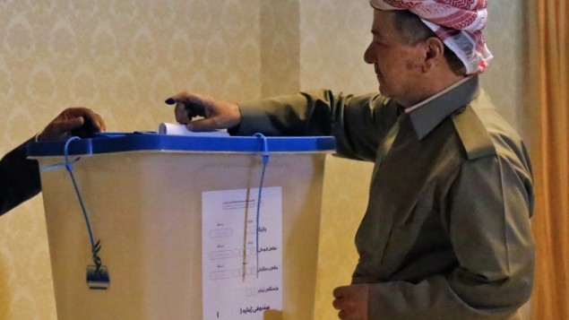 الزعيم الكردي مسعود بارزاني يدلي بصوته  في الإستفتاء على استقلال إقليم كردستان العراق في محطة اقتراع بالقرب من أربيل، عاصمة الإقليم الكردي شمال العراق، في 25 سبتمبر، 2017. ( AFP PHOTO / STRINGER)