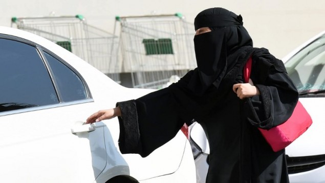 هذه الصورة من الأرشيف تم التقاطها في 26 أكتوبر، 2014، تظهر فيها سيدة سعودية تستقل سيارة  أجرة في مركز تسوق في الرياض. ( AFP PHOTO / Fayez Nureldine)