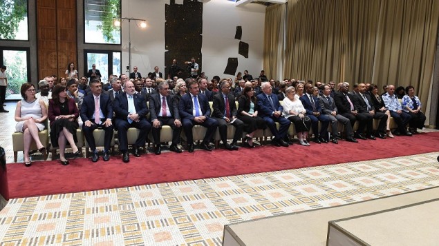 الرئيس رؤوفن ريفلين ينضم الى سفراء اجانب الى اسرائيل ودبلوماسيين للاحتفال رأس السنة اليهودية في منزل الرئيس في القدس، 18 سبتمبر 2017 (Mark Neiman/GPO)