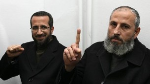النائبان الفلسطينيان من حركة ’حماس’ محمد طوطح (من اليمين) ووزير شؤون القدس في السلطة الفلسطينية خالد أبو عرفة (من اليسار) في قاعة المحكمة المركزية في القدس قبل جلسة في 15 فبراير، 2012. (Kobi Gideon/Flash90)