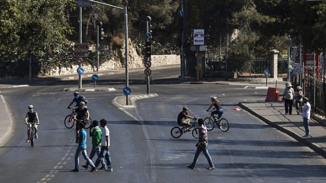 إسرائيليون يركبون الدراجات في شوارع القدس في يوم الغفران. (Yonatan Sindel/Flash90)