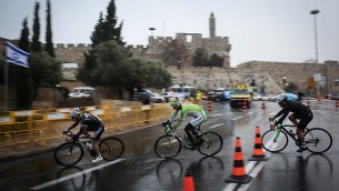 دراجون محترفون أمام باب العامود في البلدة القديمة في القدس في سباق نظمته بلدية القدس، 26 نوفمبر، 2014. (Hadas Parush/Flash90)