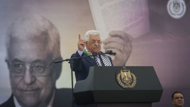 رئيس السلطة الفلسطينية محمود عباس يتحدث خلال مسيرة لإحياء الذكرى ال12 لوفاة الزعيم الفلسطيني ياسر عرفات في مدينة رام الله في الضفة الغربية، 10 نوفمبر، 2016. (Flash90)