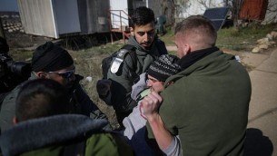 صورة توضيحية: الشرطة الإسرائيلية تخرج شاب قسرا من كنيس البؤرة الاستيطانية غير المشروعة عمونا في 2 فبراير / شباط 2017. (Yonatan Sindel/Flash90)