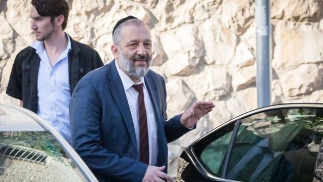 أرييه درعي يغادر منزله في القدس في طريقه إلى التحقيق في وحدة ’لاهف 433’ لمكافحة الفساد، 5 يونيو، 2017. (Yonatan Sindel/Flash90)