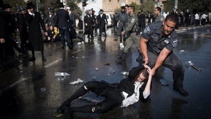 متظاهرون حريديم يشتبكون مع الشرطة خلال تظاهرة احتجاجا على اعتقال شاب حريدي تملص من التجنيد العسكري في القدس، 17 سبتمبر، 2017. (Yonatan Sindel/Flash90)