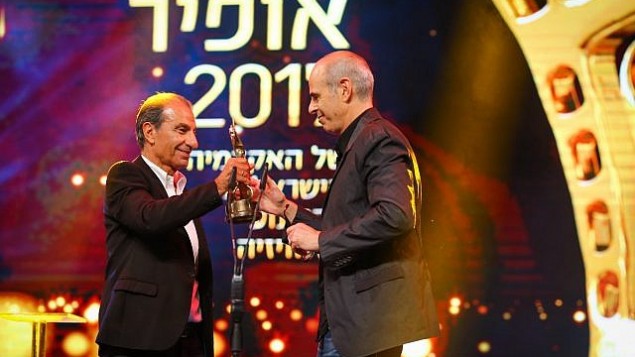 ساسون غاباي، يسار، يسلم جائزة أفضل مخرج لشمويل ماعوز في حفل جوائز أوفير 2017 في 19 سبتمبر 2017. (Flash90)