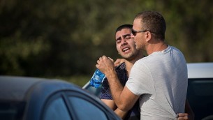 رجلان من سكان في مستوطنة هار أدار، القريبة من القدس، في 26 سبتمبر، 2017، في صورة تم التقاطها بعد قيام منفذ هجوم فلسطيني بقتل حارسي أمن وشرطي حرس حدود، وإصابة رجل رابع بجروح خطيرة. (Hadas Parush/FLASH90)