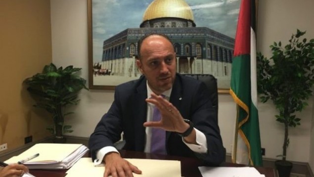 حسام زملط، مبعوث منظمة التحرير الفلسطينية إلى واشنطن، خلال حديث مع صحافيين في واشنطن، 17 أغسطس، 2017. (Ron Kampeas)