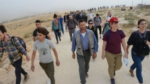 يهود من جميع أنحاء العالم مع إسرائيليين وفلسطينيين في طريقهم إلى موقع صمود مخيم الحرية في تلال جنوب الخليل في 19 مايو 2017. (Credit: Gili Getz)