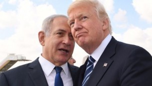 رئيس الوزراء بنيامين نتنياهو، والرئيس الأمريكي دونالد ترامب، يتكلمان في مطار بن غوريون الدولي قبل رحيل الأخير من إسرائيل في 23 مايو 2017. (Koby Gideon/GPO)