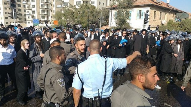 متظاهرون يهود متشددون يحتجون في القدس ضد قرار محكمة يلغي تشريع يؤجل تجنيدهم العسكري الاجباري، 17 سبتمبر 2017 (Israel Police)