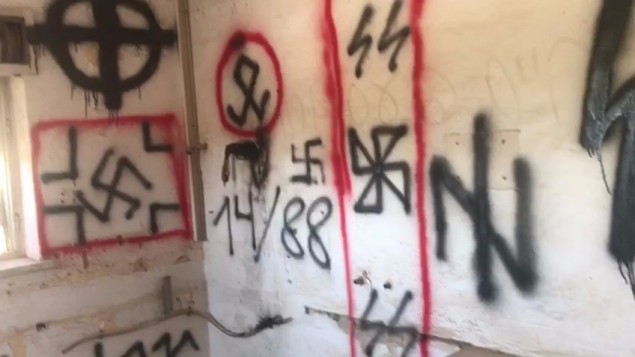 رموز نازية مرسومة على جدران مبنى مهجور في حي ارمون هناتسيف في القدس، 24 سبتمبر 2017 (Israel Police)