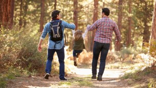 صورة توضيحية لزوج مثلي مع ابنتهما (monkeybusinessimages via iStock by Getty images)