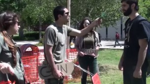 صورة توضيحية: طلاب من اجل العدالة في فلسطين يتظاهرون في جامعة كاليفورنيا (screen capture: YouTube)