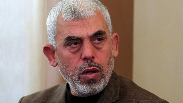 يحيى السنوار، القائد الجديد لحركة ’حماس’ في قطاع غزة، يشارك في مراسم افتتاح مسجد جديد في رفح جنوب قطاع غزة، 24 فبراير، 2017. (AFP PHOTO / SAID KHATIB)