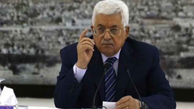 رئيس السلطة الفلسطينية محمود عباس يتحدث خلال اجتماع في مدينة رام الله في الضفة الغربية، 25 يوليو، 2017. (AFP Photo/Abbas Momani)