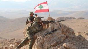 صورة تم التقاطها في 7 أغسطس، 2017، خلال جولة بتوجيه الجيش اللبناني، يظهر فيها جنود يشغلون موقعهم في منطقة جبلية بالقرب من بلدة راس بعلبك الشرقية خلال عملية ضد مقاتلين جهاديين. (AFP PHOTO / STRINGER)