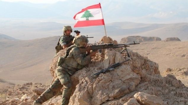 صورة تم التقاطها في 7 أغسطس، 2017، خلال جولة بتوجيه الجيش اللبناني، يظهر فيها جنود يشغلون موقعهم في منطقة جبلية بالقرب من بلدة راس بعلبك الشرقية خلال عملية ضد مقاتلين جهاديين. (AFP PHOTO / STRINGER)