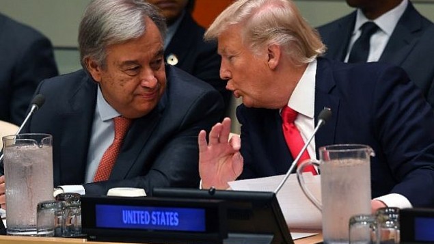 الرئيس الأمريكي دونالد ترامب والأمين العام للأمم المتحدة أنطونيور غوتيريش يتحدثان خلال جلسة حول إصلاح الأمم المتحدة في مقر المنظمة في نيويورك، 18 سبتمبر، 2017. (AFP Photo/Timothy A. Clary)
