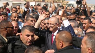 رئيس الوزراء الفلسطيني رامي الحمد الله يصل معبر ايريز في بيت حانون، 2 اكتوبر 2017 (AFP PHOTO / MAHMUD HAMS)