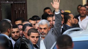 قائد حركة حماس في قطاع غزة يحيى السنوار خلال وصوله إلى اجتماع مع رئيس الوزراء الفلسطيني ومسؤولين آخرين في مدينة غزة، 2 أكتوبر، 2017. (AFP Photo/Said Khatib) قائد حركة حماس في قطاع غزة يحيى السنوار خلال وصوله إلى اجتماع مع رئيس الوزراء الفلسطيني ومسؤولين آخرين في مدينة غزة، 2 أكتوبر، 2017. (AFP Photo/Said Khatib)