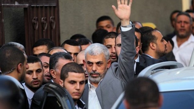 قائد حركة حماس في قطاع غزة يحيى السنوار خلال وصوله إلى اجتماع مع رئيس الوزراء الفلسطيني ومسؤولين آخرين في مدينة غزة، 2 أكتوبر، 2017. (AFP Photo/Said Khatib)
