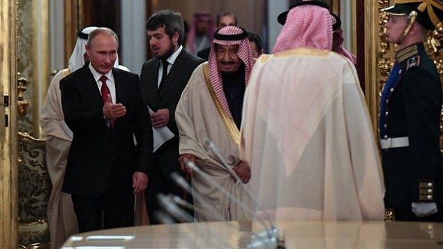 الرئيس الروسي فلاديمير بوتين، من اليسار، بيبن الطريق للملك السعودي سلمان بن عبد العزيز آل سعود خلال لقاء في الكرملين في موسكو، 5 أكتوبر، 2017. (AFP/Yuri KADOBNOV)