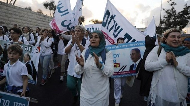 ناشطات إسرائيليات وفلسطينيات من حركة ’نساء يصنعن السلام’ يشاركن في مسيرة في قلب القدس، 8 أكتوبر، 2017. (MENAHEM KAHANA / AFP)