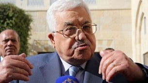 الرئيس الفلسطيني محمود عباس يتحدث مع الصحافيين بعد لقاء مع الملك الأردني في القصر الملكي في عمان، 22 أكتوبر، 2017. (AFP PHOTO / KHALIL MAZRAAWI)