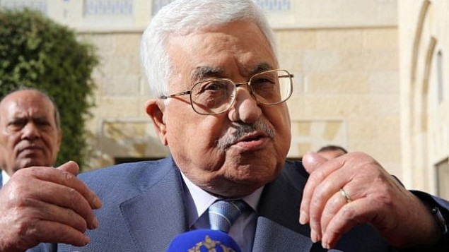 الرئيس الفلسطيني محمود عباس يتحدث مع الصحافيين بعد لقاء مع الملك الأردني في القصر الملكي في عمان، 22 أكتوبر، 2017. (AFP PHOTO / KHALIL MAZRAAWI)