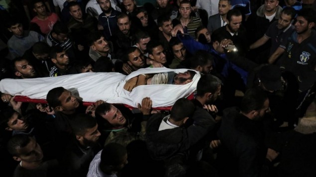 جثمان الفلسطيني مروان الاغا، بعد مقتله في اعقاب تفجير اسرائيل لنفق يمتد من قطاع غزة الى داخل الاراضي الإسرائيلية، في مستشفى الناصر في خان يونس، 3- اكتوبر 2017 (SAID KHATIB / AFP)