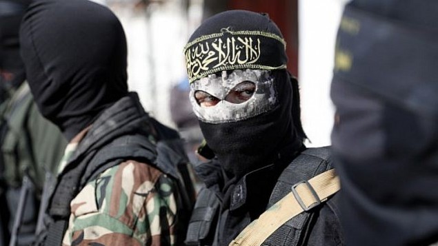عناصر في حركة ’الجهاد الإسلامي’ الفلسطينية يشاركون في جنازة رفاقهم الذين قُتلوا في عملية إسرائيلية لتفجير نفق امتد من قطاع غزة إلى داخل إسرائيل في مخيم البريج في وسط غزة، 31 أكتوبر، 2017.  (AFP PHOTO / THOMAS COEX)