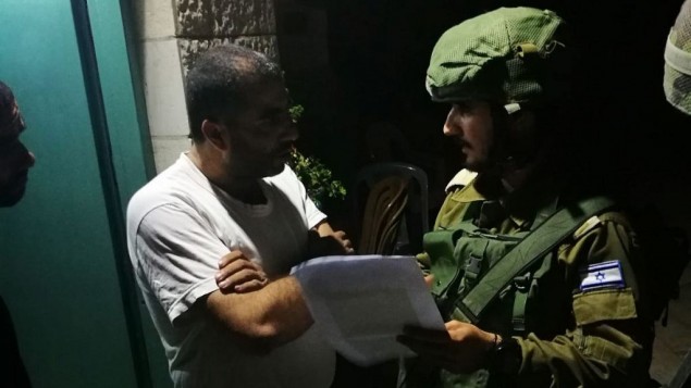 جنود يقدمون اوامر هدم منزل معتدي قتل ثلاثة حراس امنيين الى افراد عائلته في بلدة بيت سوريك في الضفة الغربية، 3 اكتوبر 2017 (Israel Defense Forces) جنود يقدمون اوامر هدم منزل معتدي قتل ثلاثة حراس امنيين الى افراد عائلته في بلدة بيت سوريك في الضفة الغربية، 3 اكتوبر 2017 (Israel Defense Forces)